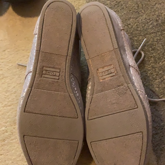 Girls Toms silver booties with a very slight wedge heel. Girls size 3 - Picture 4 of 7